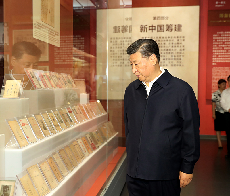 9月12日，中共中央總書記、國家主席、中央軍委主席習(xí)近平視察中共中央北京香山革命紀(jì)念地。這是習(xí)近平在香山革命紀(jì)念館參觀《為新中國奠基》主題展覽。