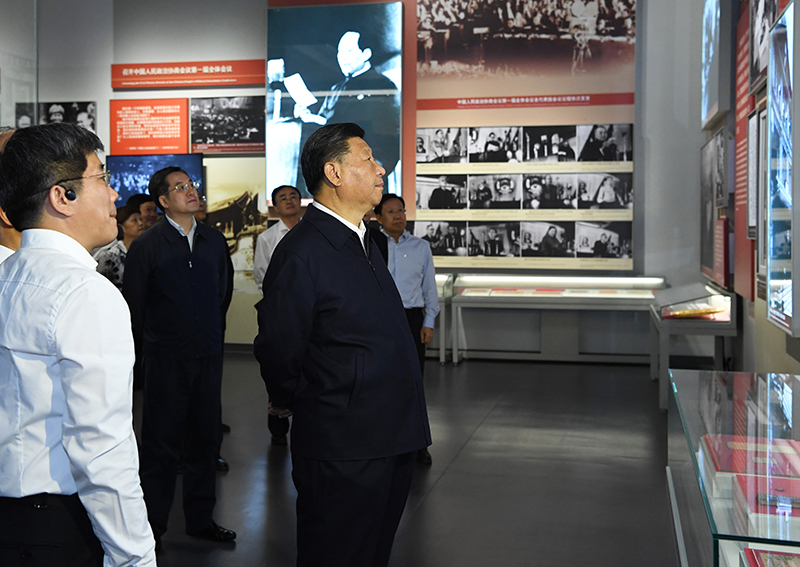 9月12日，中共中央總書記、國家主席、中央軍委主席習(xí)近平視察中共中央北京香山革命紀(jì)念地。這是習(xí)近平在香山革命紀(jì)念館參觀《為新中國奠基》主題展覽。